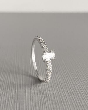 Anel Solitário Oval Cravejado