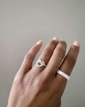 Anel Coração Cravejado Torcido